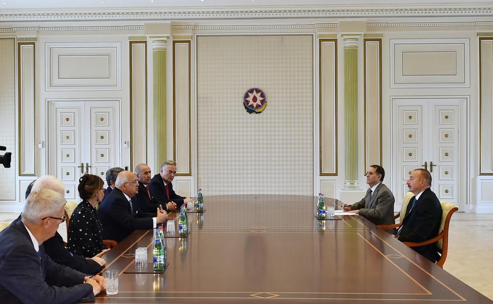 Ilham Aliyev meets delegation of Nizami Ganjavi International Center