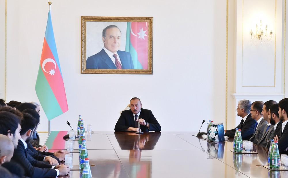 President Ilham Aliyev receives Qarabag football club players (PHOTO)