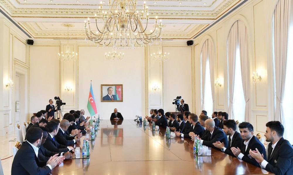 President Ilham Aliyev receives Qarabag football club players (PHOTO)