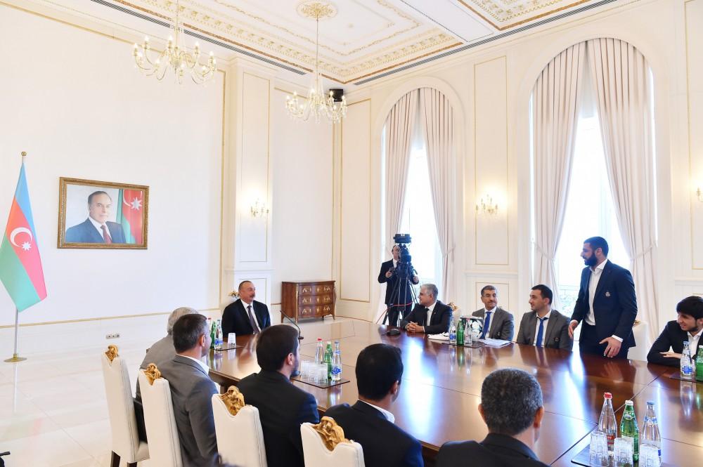 President Ilham Aliyev receives Qarabag football club players (PHOTO)