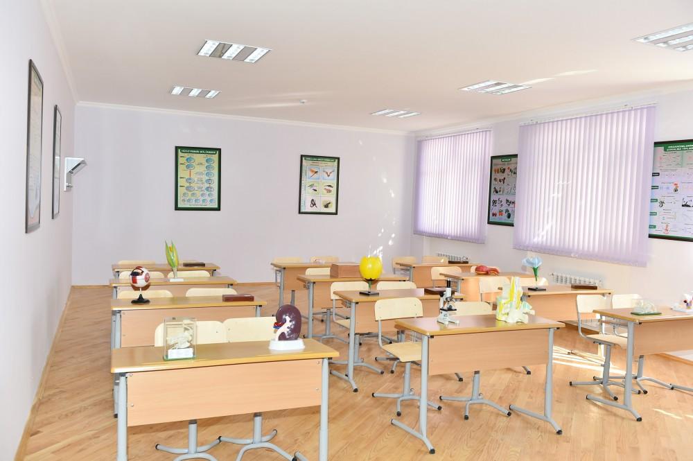 Ilham Aliyev views overhauled secondary school in Nizami district (PHOTO)