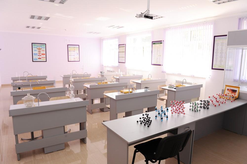 Ilham Aliyev views overhauled secondary school in Nizami district (PHOTO)