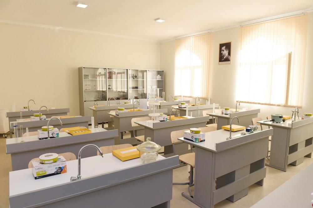 Ilham Aliyev views newly-renovated secondary school in Sabail district (PHOTO)