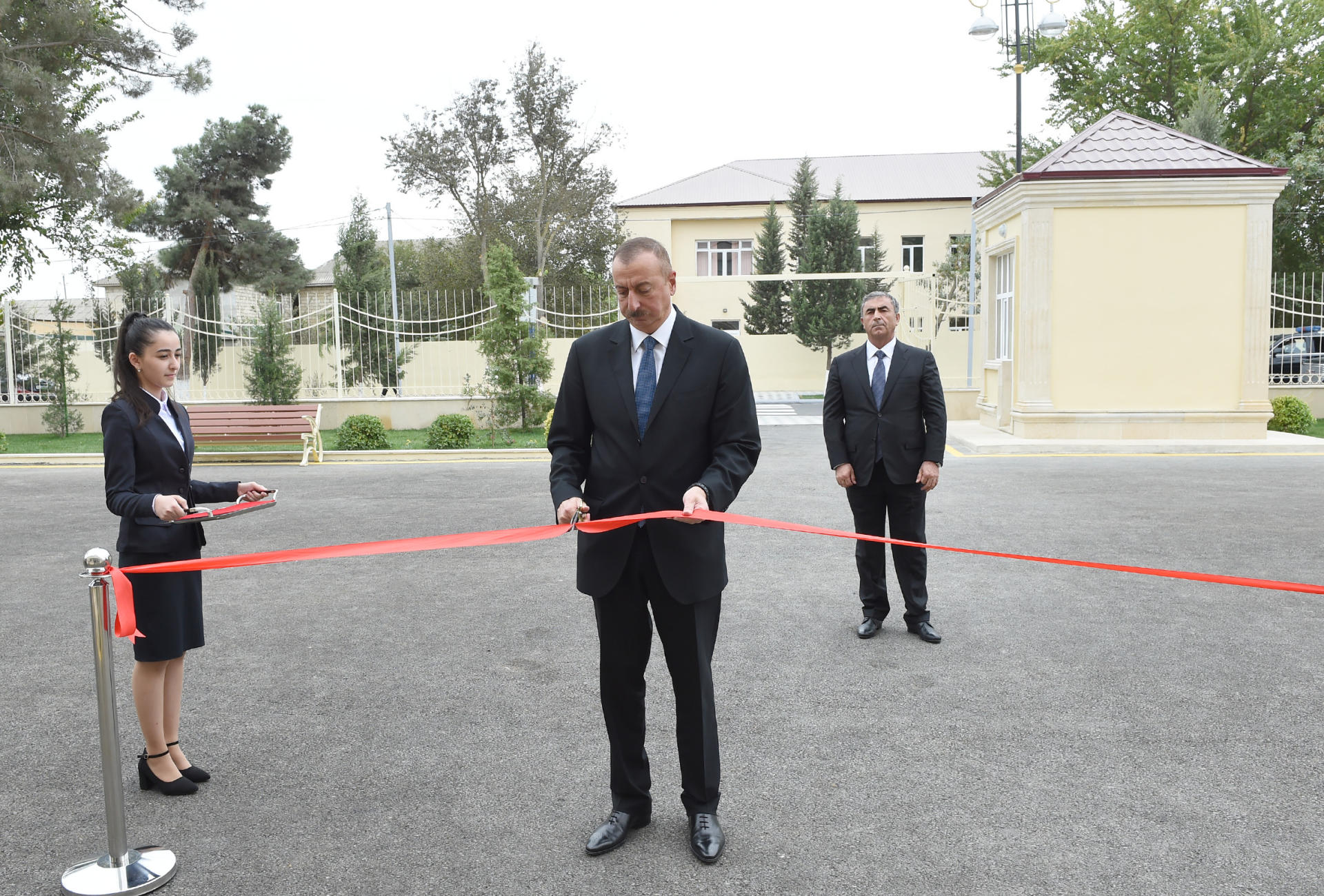 President Ilham Aliyev inaugurates new building of Salyan city secondary school No 2 (PHOTO)