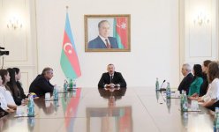 Ilham Aliyev meets Azerbaijani national women’s volleyball team (PHOTO)