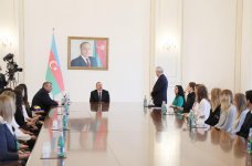 Ilham Aliyev meets Azerbaijani national women’s volleyball team (PHOTO)