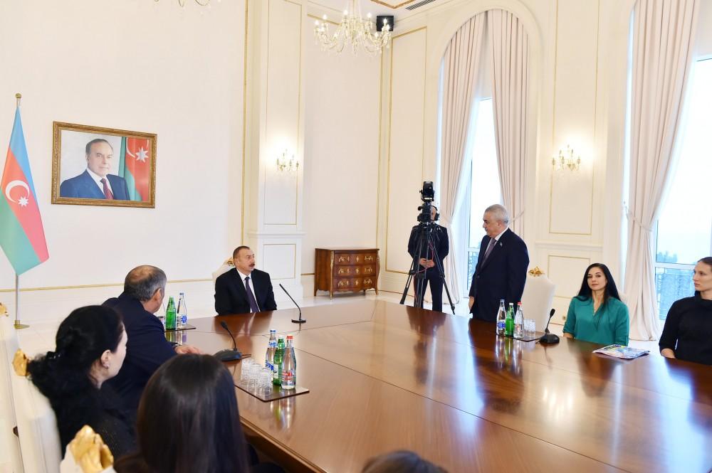 Ilham Aliyev meets Azerbaijani national women’s volleyball team (PHOTO)