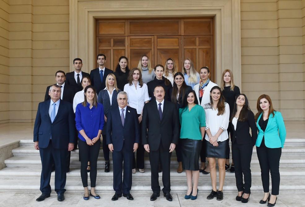 Ilham Aliyev meets Azerbaijani national women’s volleyball team (PHOTO)