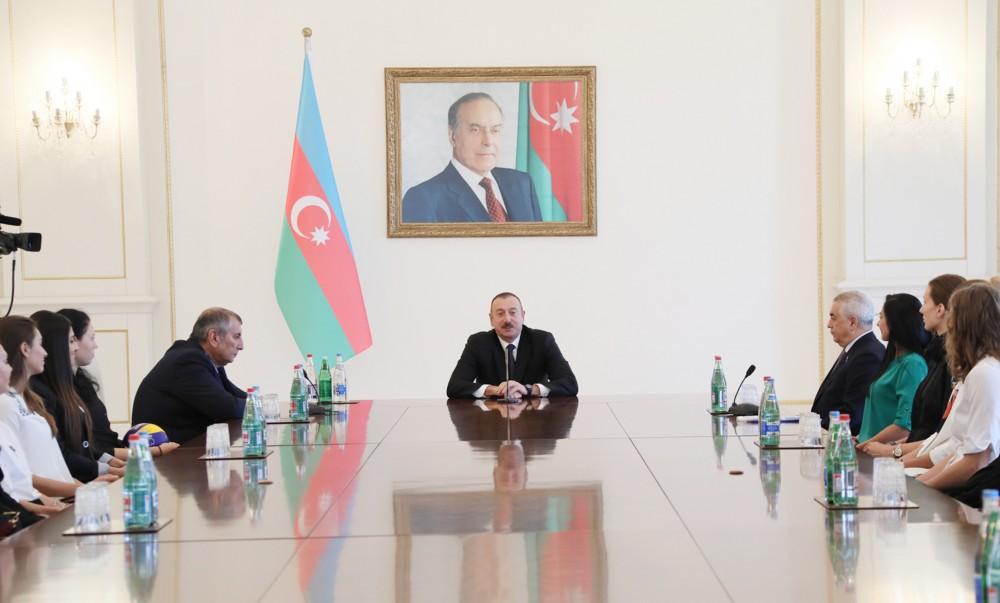 Ilham Aliyev meets Azerbaijani national women’s volleyball team (PHOTO)