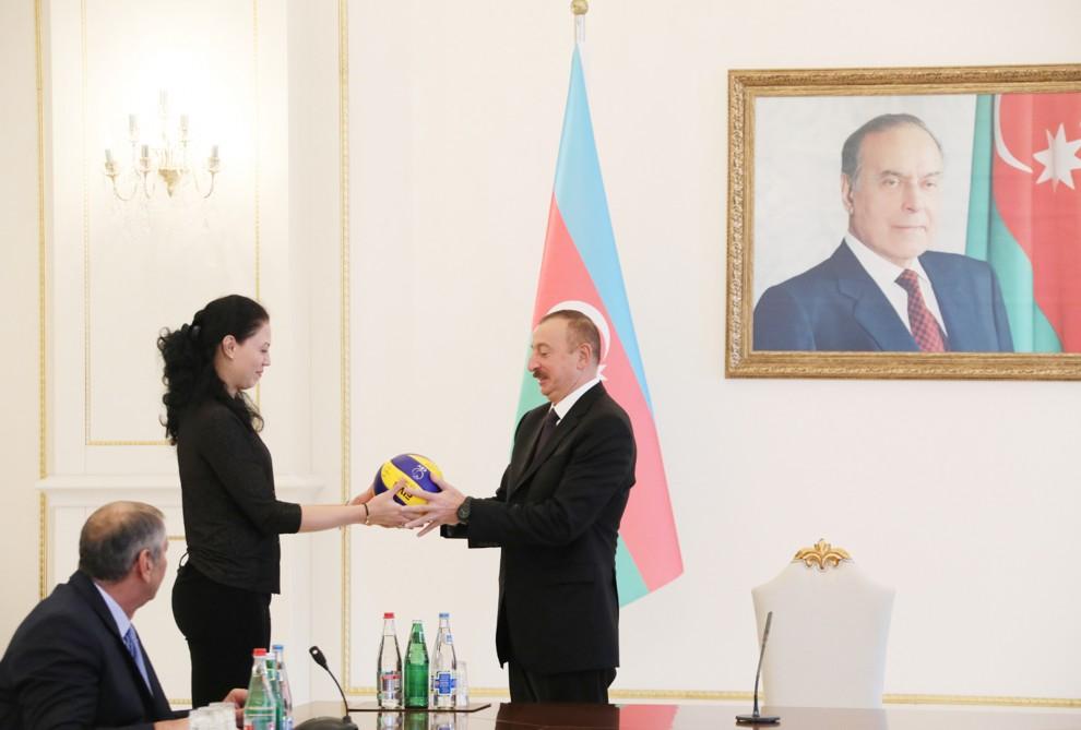 Ilham Aliyev meets Azerbaijani national women’s volleyball team (PHOTO)