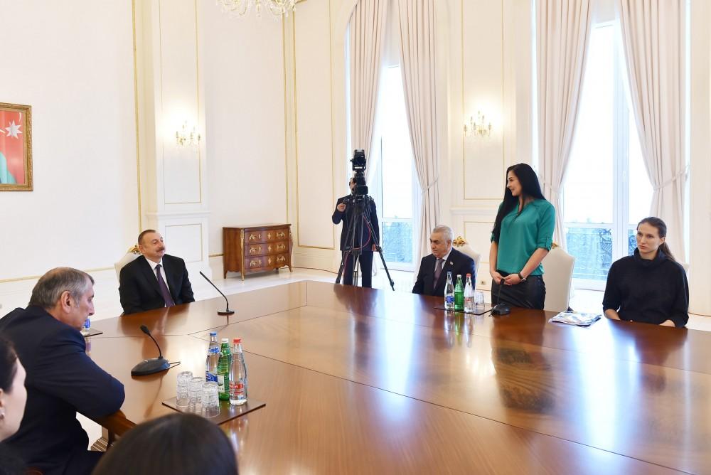 Ilham Aliyev meets Azerbaijani national women’s volleyball team (PHOTO)