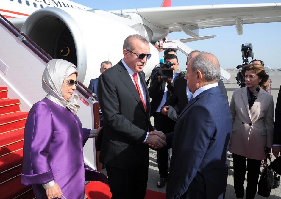 Turkish president arrives in Azerbaijan (PHOTO)
