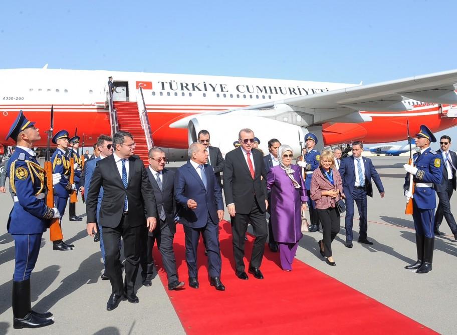 Turkish president arrives in Azerbaijan (PHOTO)