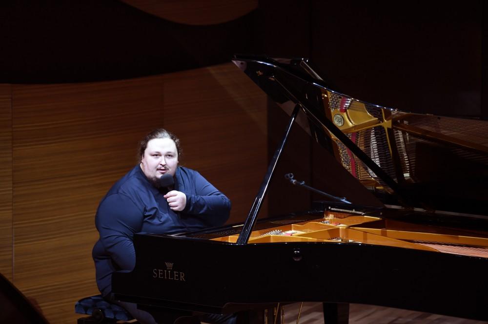Leyla Aliyeva, Arzu Aliyeva attend Luka Safronov`s solo concert marking 10th anniversary of Baku magazine (PHOTO)