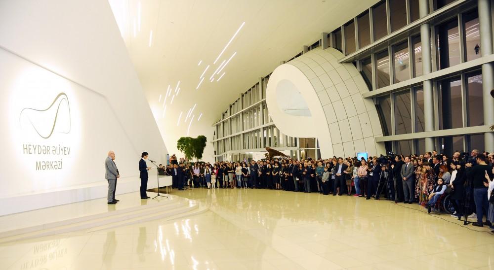 Leyla Aliyeva, Arzu Aliyeva attend Chinese contemporary art exhibition at Heydar Aliyev Center  (PHOTO)