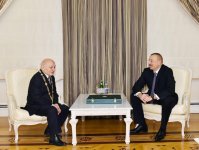 President Aliyev presents "Heydar Aliyev Order" to People's Artist Omar Eldarov (PHOTO)