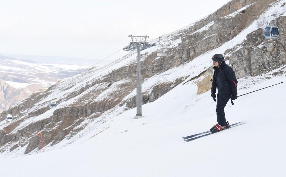 Ilham Aliyev views plans to develop Shahdagh tourism complex (PHOTO)