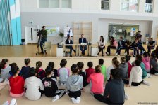 Young Azerbaijani gymnasts meet with Azerbaijani chess Grandmaster (PHOTO)