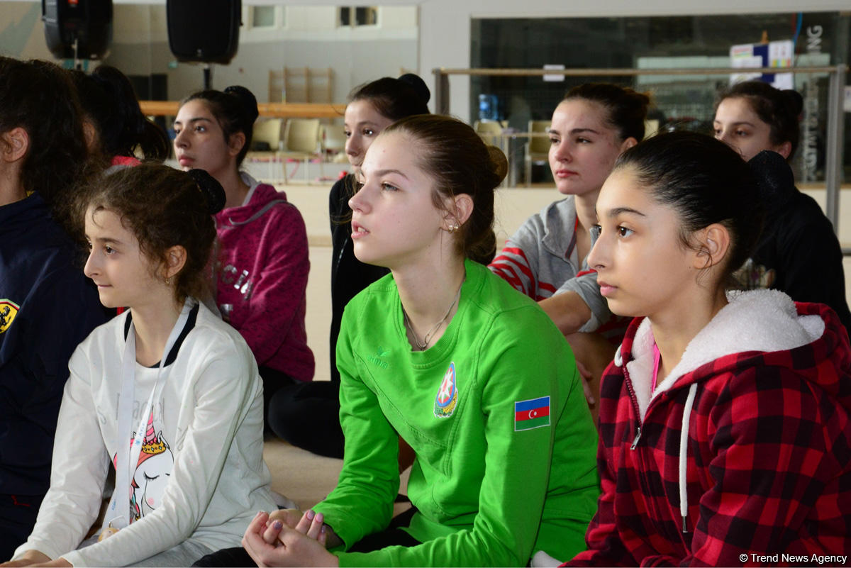 Young Azerbaijani gymnasts meet with Azerbaijani chess Grandmaster (PHOTO)