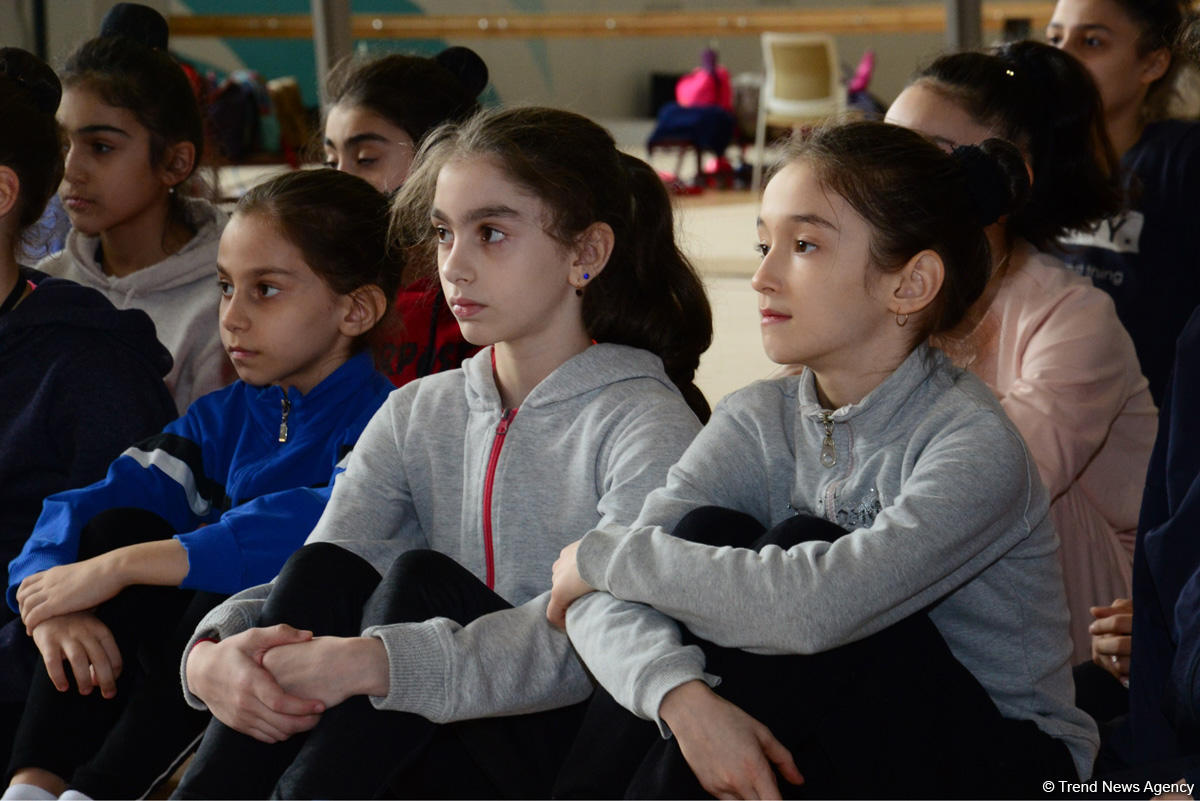 Young Azerbaijani gymnasts meet with Azerbaijani chess Grandmaster (PHOTO)