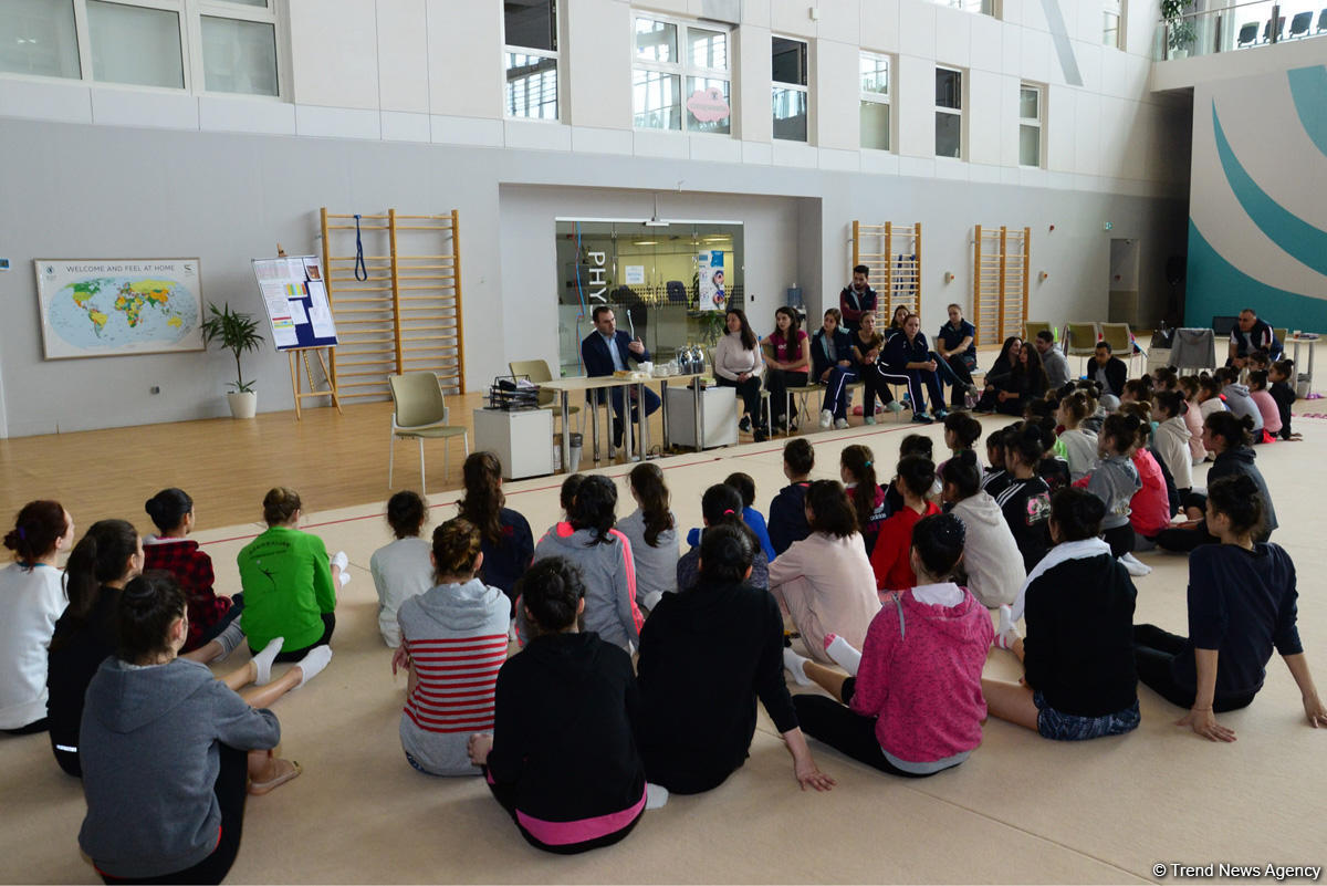 Young Azerbaijani gymnasts meet with Azerbaijani chess Grandmaster (PHOTO)