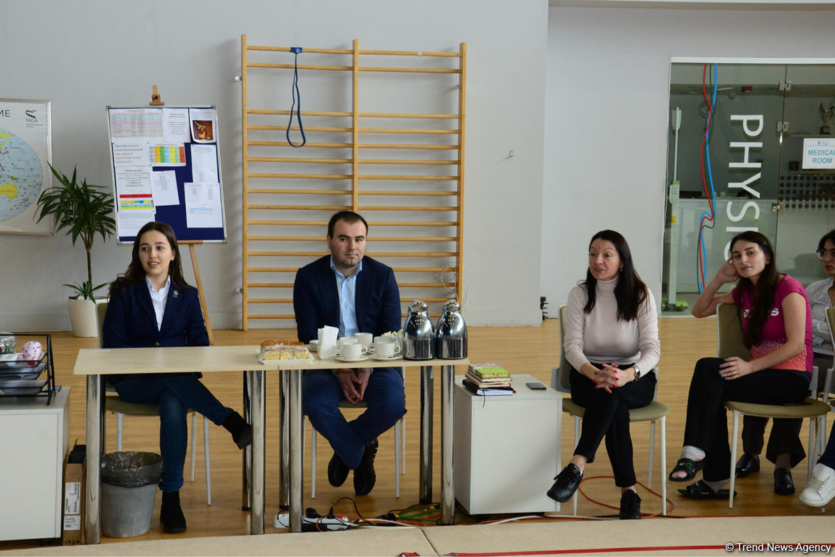 Young Azerbaijani gymnasts meet with Azerbaijani chess Grandmaster (PHOTO)