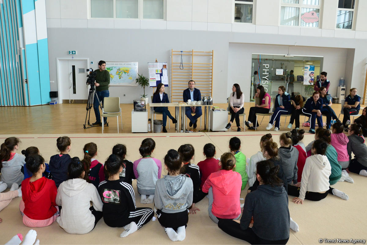 Young Azerbaijani gymnasts meet with Azerbaijani chess Grandmaster (PHOTO)