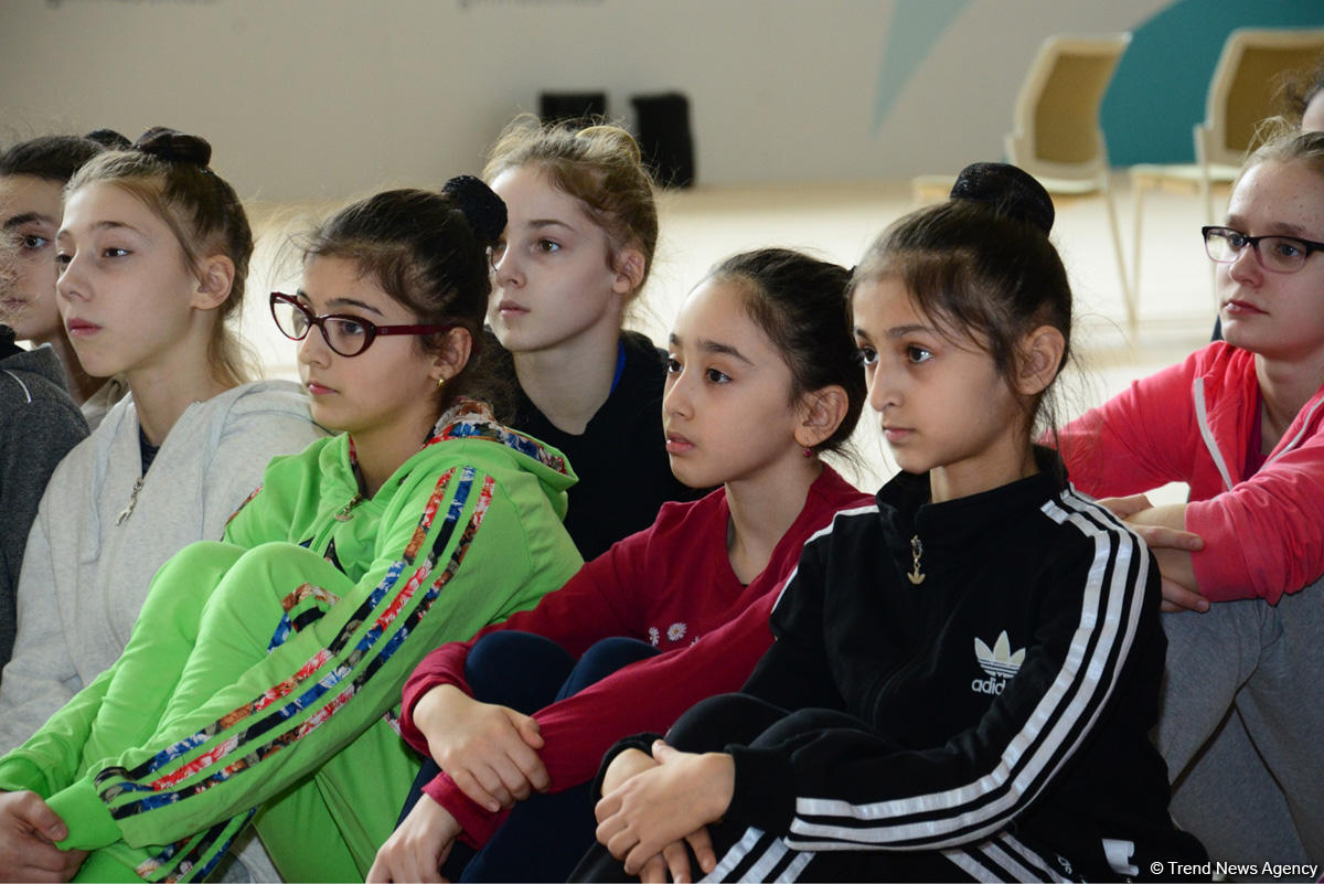 Young Azerbaijani gymnasts meet with Azerbaijani chess Grandmaster (PHOTO)