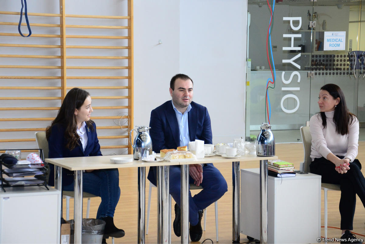 Young Azerbaijani gymnasts meet with Azerbaijani chess Grandmaster (PHOTO)