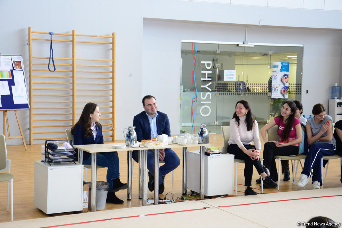 Young Azerbaijani gymnasts meet with Azerbaijani chess Grandmaster (PHOTO)