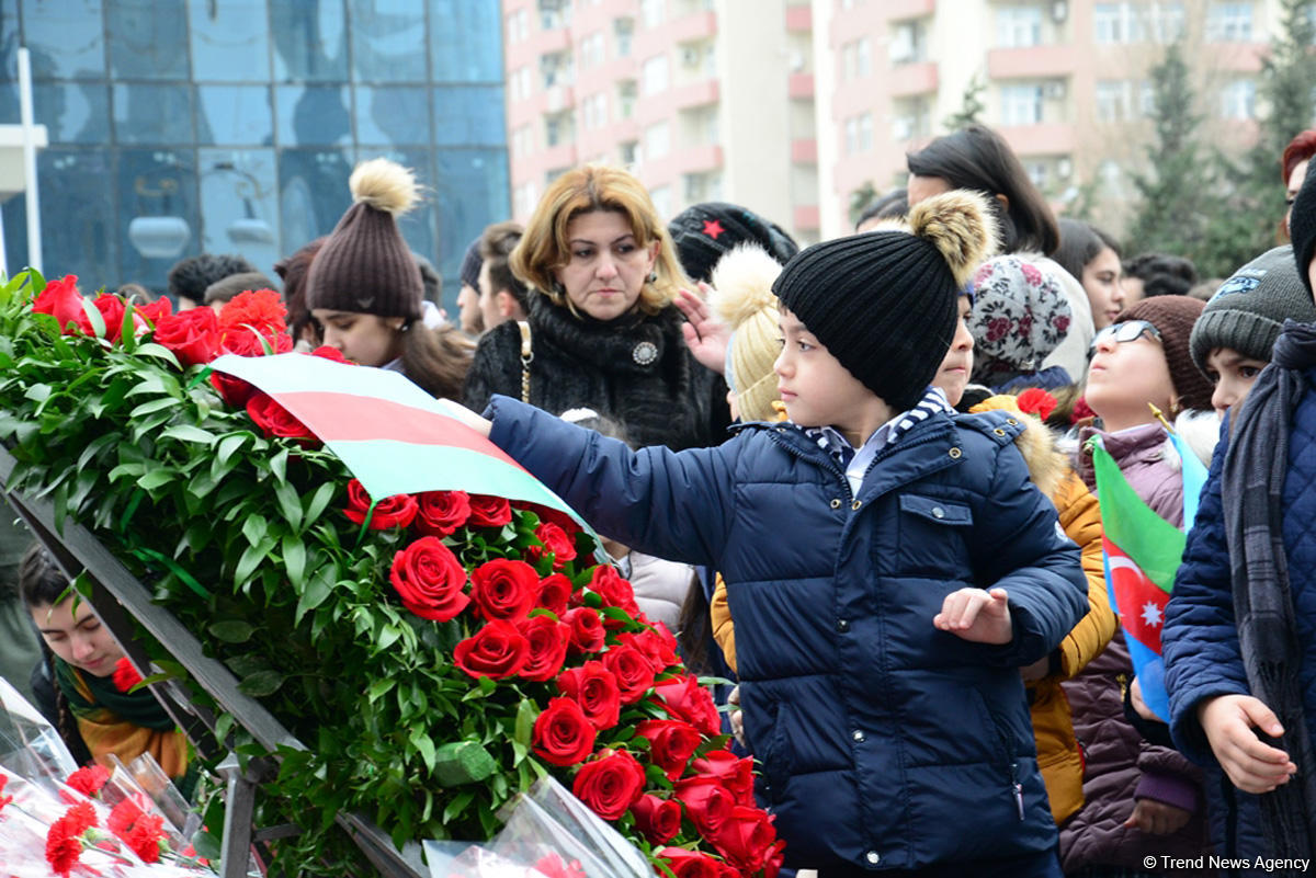 Azerbaijani public commemorates Khojaly genocide victims (PHOTO)