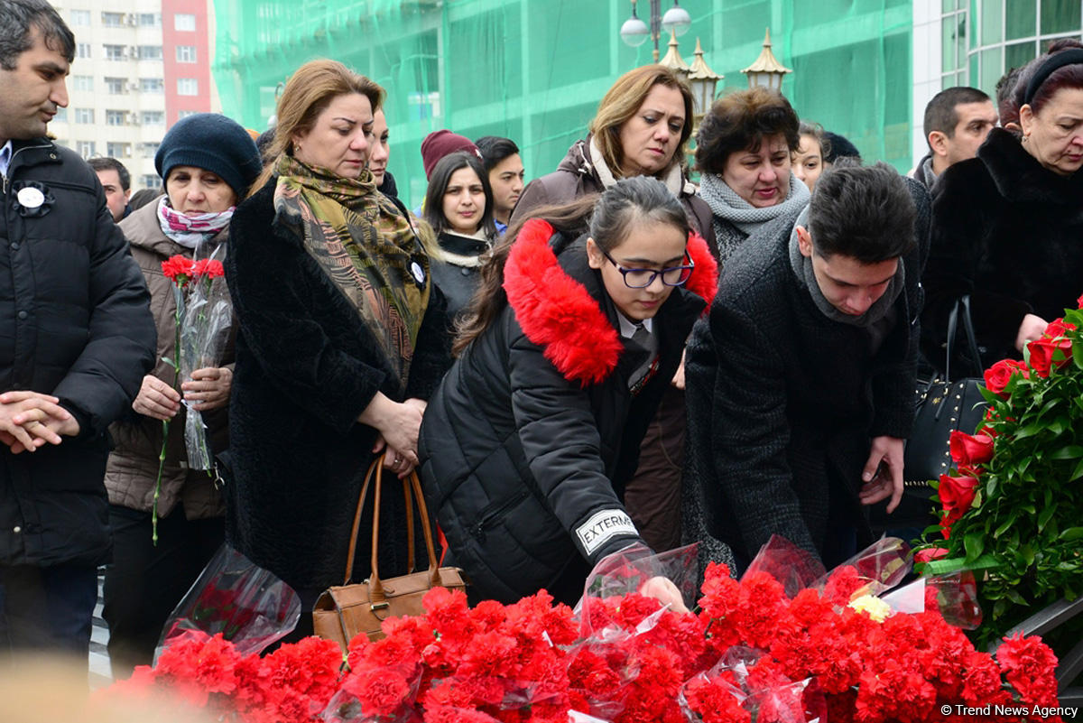 Azerbaijani public commemorates Khojaly genocide victims (PHOTO)