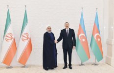 Baku holds official welcome ceremony for Iranian president (PHOTO)