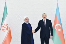 Baku holds official welcome ceremony for Iranian president (PHOTO)