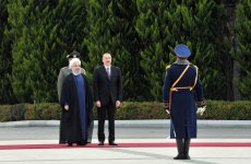 Baku holds official welcome ceremony for Iranian president (PHOTO)