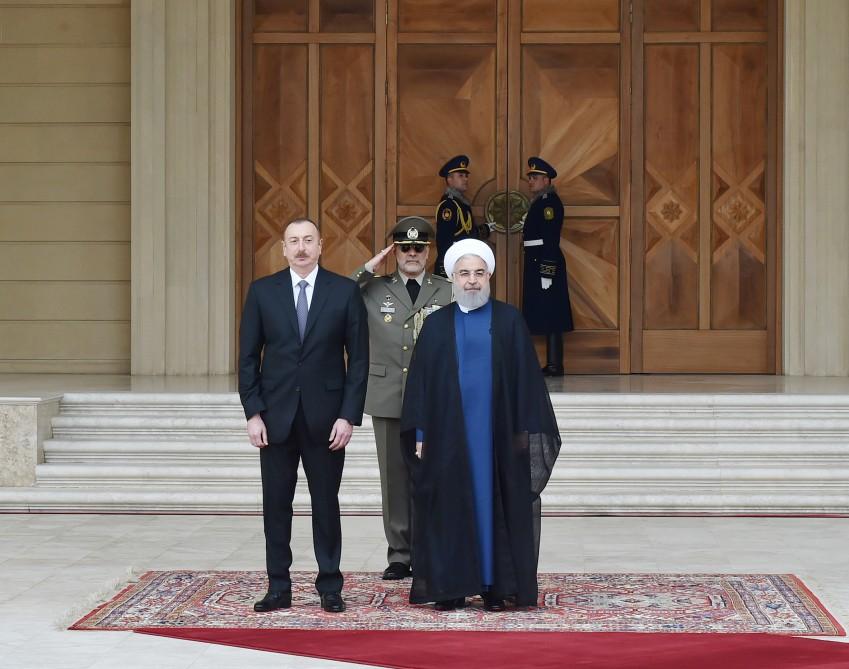 Baku holds official welcome ceremony for Iranian president (PHOTO)
