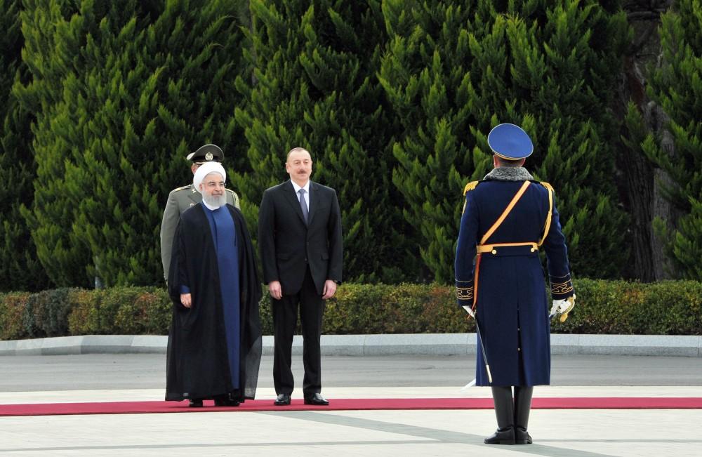 Baku holds official welcome ceremony for Iranian president (PHOTO)