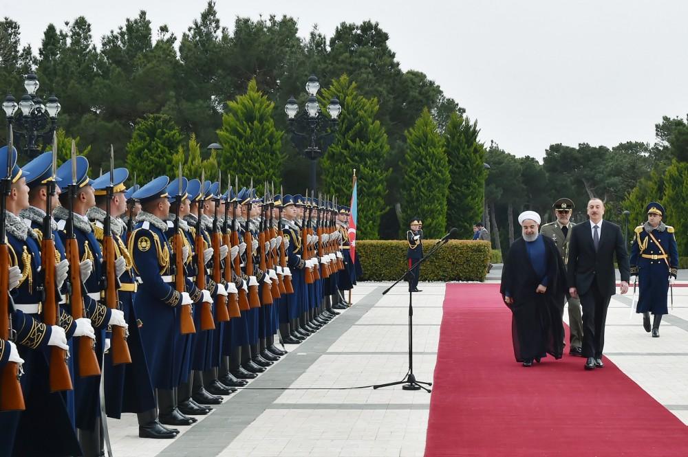 Baku holds official welcome ceremony for Iranian president (PHOTO)