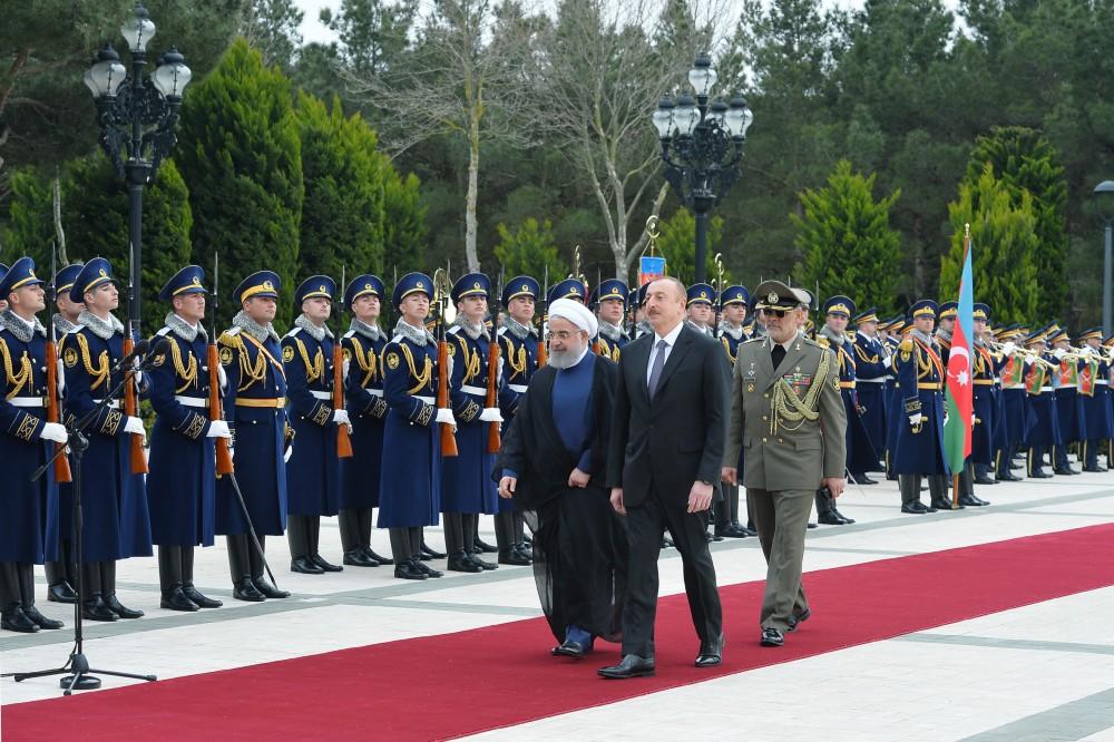 Baku holds official welcome ceremony for Iranian president (PHOTO)