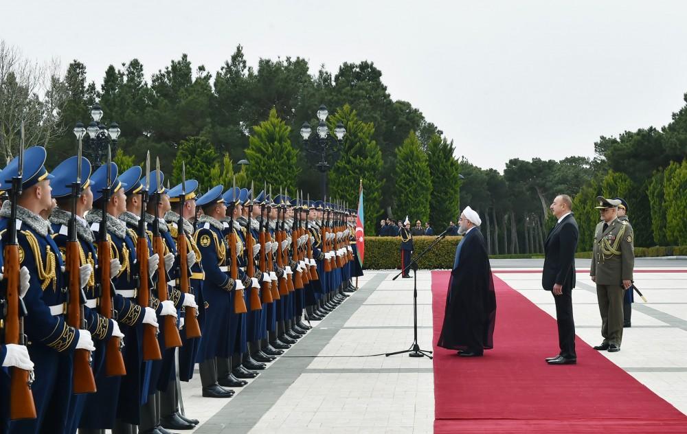 Baku holds official welcome ceremony for Iranian president (PHOTO)