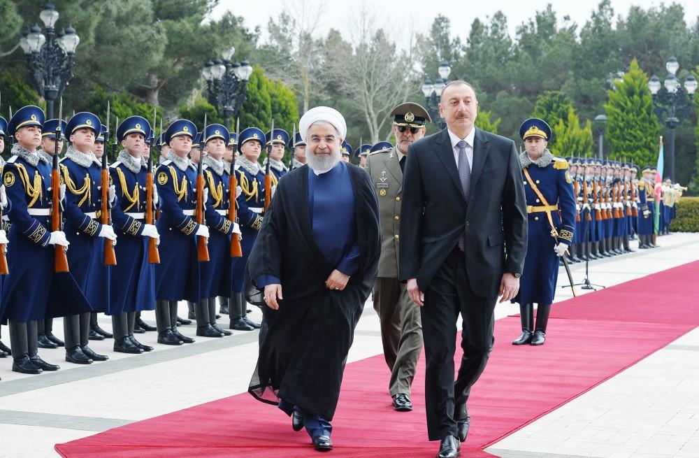 Baku holds official welcome ceremony for Iranian president (PHOTO)