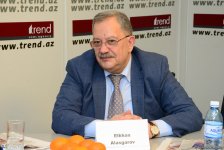 Trend news agency holds meeting with foreign journalists covering presidential election in Azerbaijan (PHOTO)