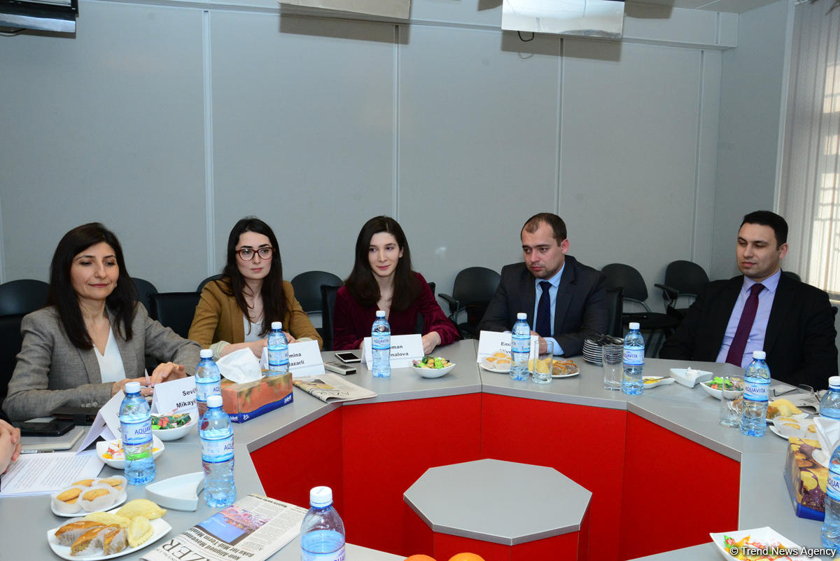 Trend news agency holds meeting with foreign journalists covering presidential election in Azerbaijan (PHOTO)