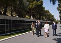 President Ilham Aliyev, family members visit grave of National Leader Heydar Aliyev and Alley of Martyrs (PHOTO)