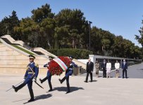 President Ilham Aliyev, family members visit grave of National Leader Heydar Aliyev and Alley of Martyrs (PHOTO)