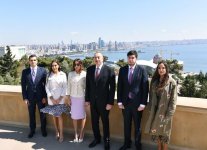 President Ilham Aliyev, family members visit grave of National Leader Heydar Aliyev and Alley of Martyrs (PHOTO)
