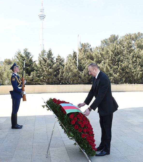 President Ilham Aliyev, family members visit grave of National Leader Heydar Aliyev and Alley of Martyrs (PHOTO)