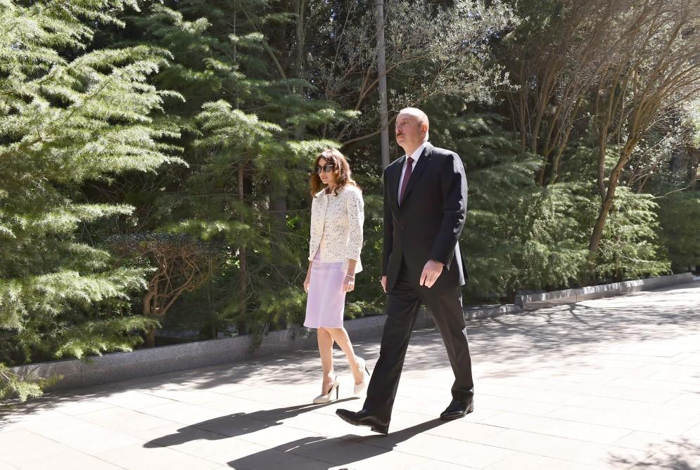 President Ilham Aliyev, family members visit grave of National Leader Heydar Aliyev and Alley of Martyrs (PHOTO)