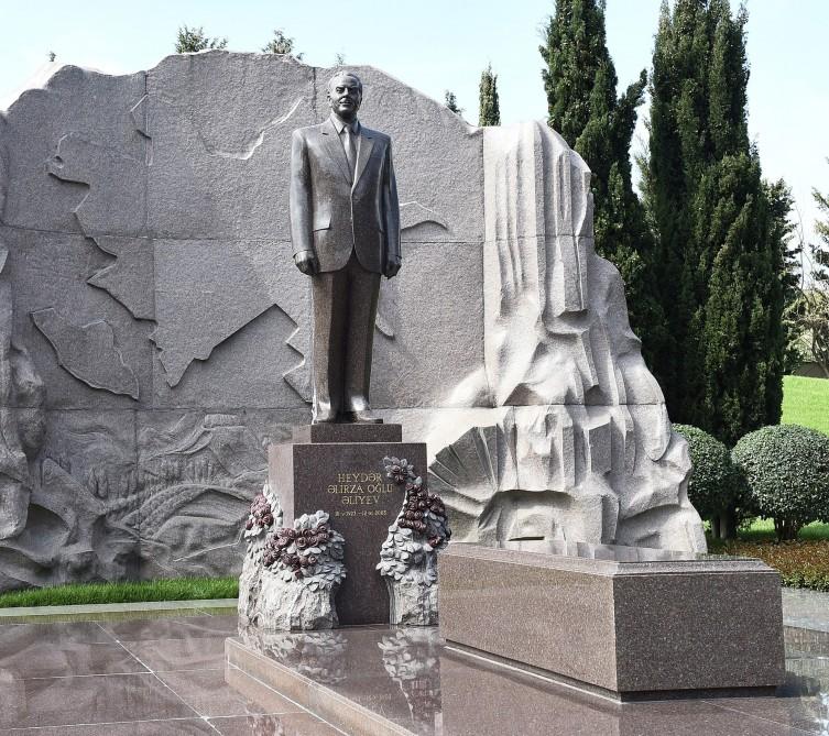 President Ilham Aliyev, family members visit grave of National Leader Heydar Aliyev and Alley of Martyrs (PHOTO)