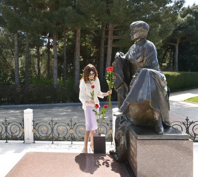 President Ilham Aliyev, family members visit grave of National Leader Heydar Aliyev and Alley of Martyrs (PHOTO)